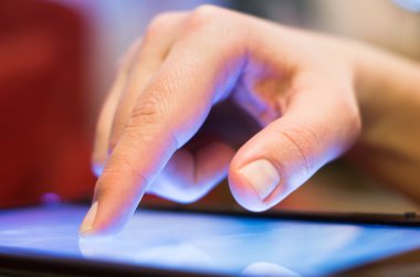 tablet pc ekran dokunaklı parmak
