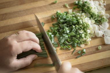 yeşil soğan kesmek