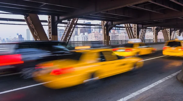 Queensboro Köprüsü üzerinde taksi — Stok fotoğraf