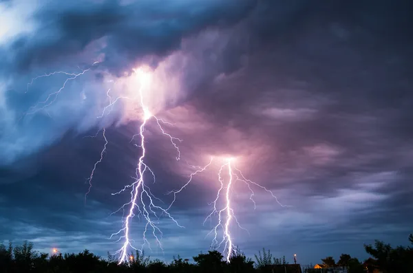 Fırtına ve gök gürültüsü Lightning'ler — Stok fotoğraf