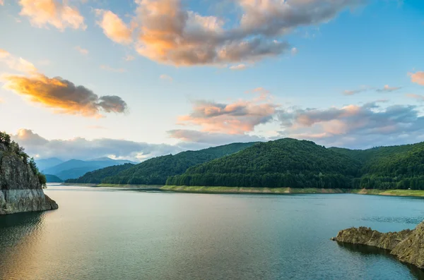 Bulutlar ve dağ gölü — Stok fotoğraf