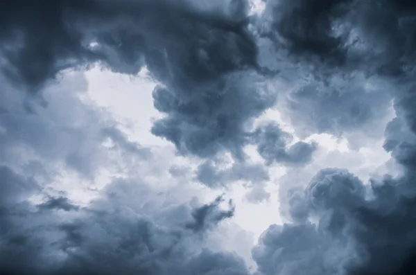 Donkere stormwolken — Stockfoto