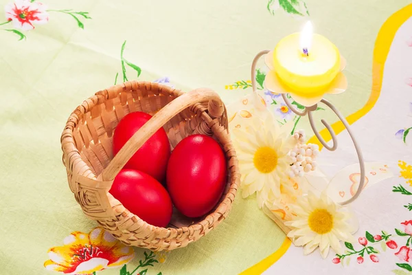 Candle and red eggs for Easter — Stock Photo, Image