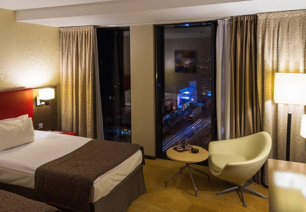 Bir otel odasının içinde.