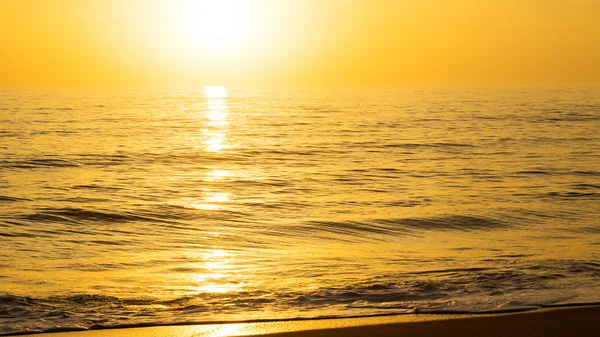 Kultainen auringonnousu — kuvapankkivalokuva