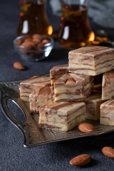 Köstliche Scheiben Orientalischer Milchhalva Mit Mandeln Und Kakao Auf Dunkelgrauem — Stockfoto