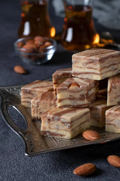 Deliciosas Fatias Leite Oriental Halva Com Amêndoas Cacau Fundo Cinza — Fotografia de Stock