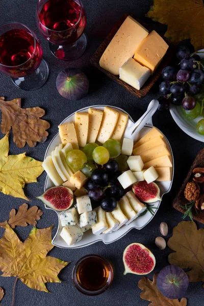 Vielfalt Käse Und Früchten Auf Grauem Tisch Vorspeise Zum Erntedankfest — Stockfoto