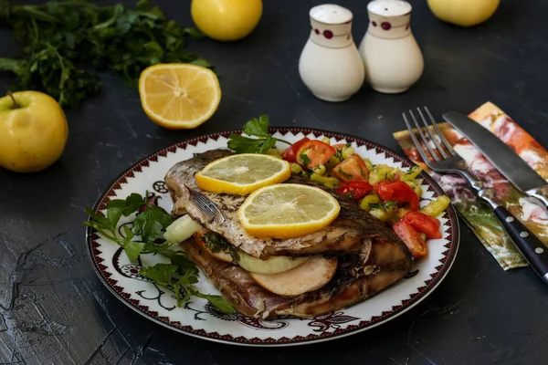 Peşte Copt Farfurie Lămâie Salată Verdeaţă — Fotografie, imagine de stoc