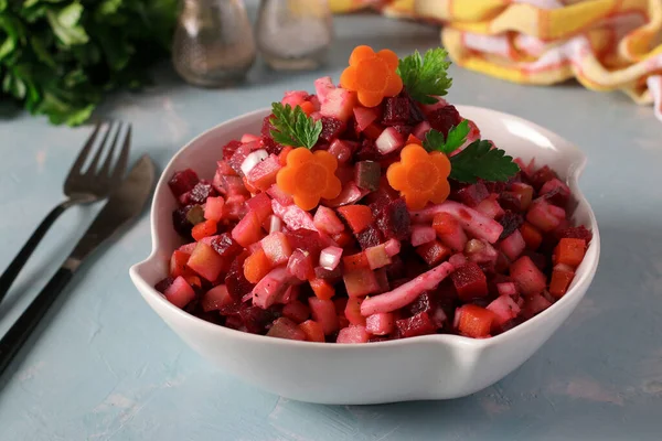 Salatvinaigrette Mit Rüben Kartoffeln Karotten Tintenfisch Essiggurken Und Pflanzenöl Auf — Stockfoto