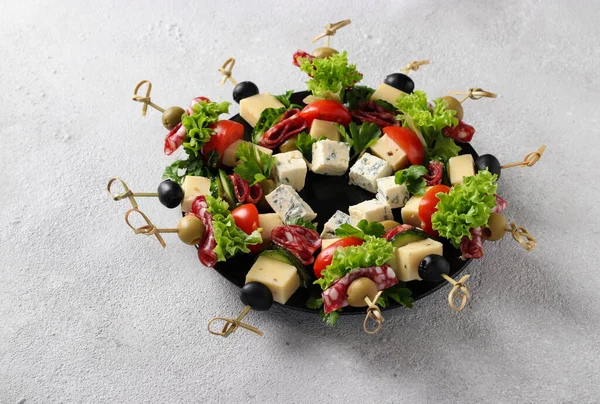 Canapés Festifs Avec Saucisses Concombres Tomates Olives Fromage Servis Sur — Photo