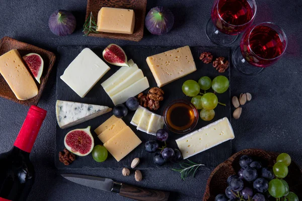 Käsesorten Trauben Feigen Und Nüsse Auf Einem Schieferteller Wein Snacks — Stockfoto