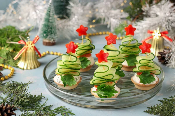 Feestelijke Hapjes Vorm Van Kerstbomen Van Komkommers Een Lichtblauwe Achtergrond — Stockfoto