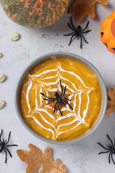 Zupa Dyni Halloween Kremową Pajęczyną Szarej Misce Pająki Stole Format — Zdjęcie stockowe