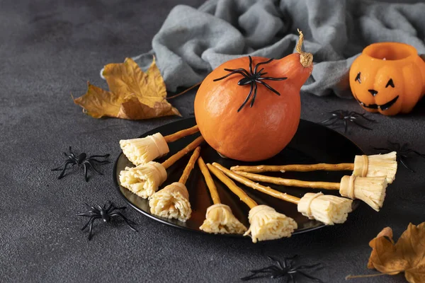 Snack Witch mătură din brânză și paie de pâine pentru sărbătorirea Halloween-ului. — Fotografie, imagine de stoc