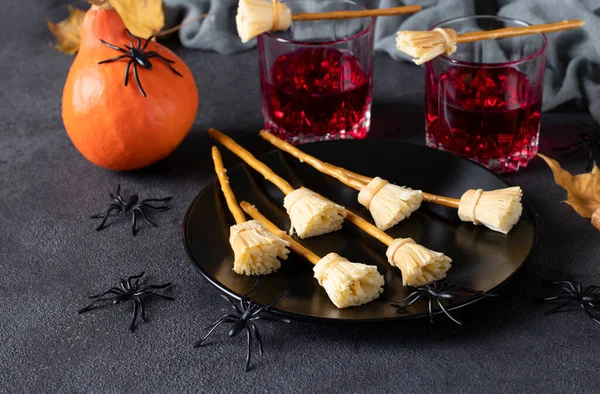 Witch brooms made of cheese and bread straw. The original idea of serving snacks to drinks. Close-up — Stock Photo, Image