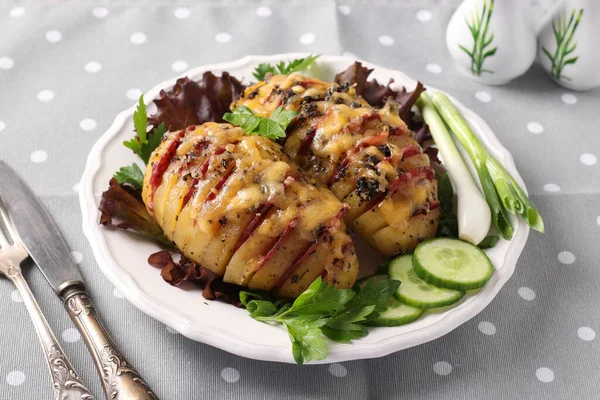 Pommes de terre au four farcies à la saucisse et au fromage sur une assiette blanche — Photo