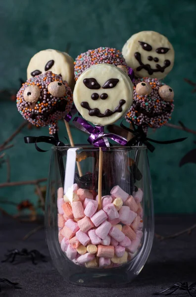 Domowej Roboty Ciastka Halloween Pop Szkielety Potwory Białą Czekoladą Słodycze — Zdjęcie stockowe