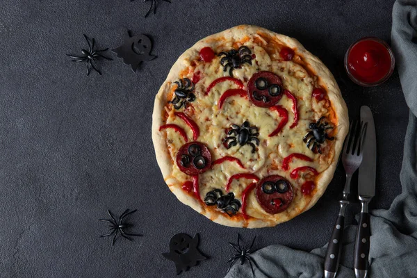 Halloween pizza amuzantă cu păianjeni, Idee creativă pentru pizza de Halloween pe fundal gri închis, Vedere de sus — Fotografie, imagine de stoc