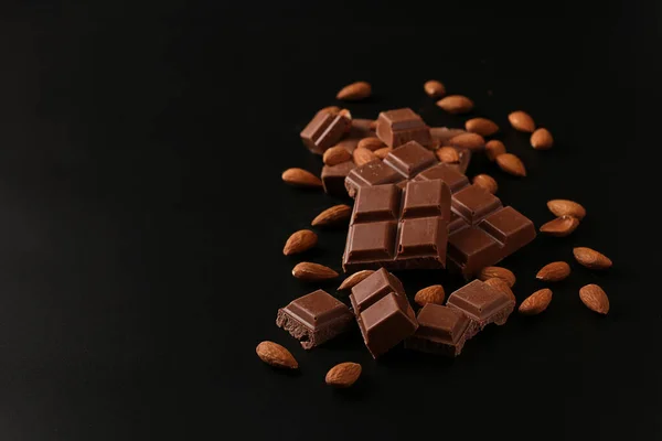 Vollmilchschokolade Mit Mandeln Auf Schwarzem Hintergrund Kopierraum — Stockfoto