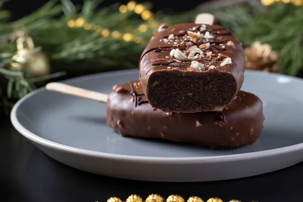 Prăjituri Ciocolată Nuci Băț Fundal Întunecat Closeup — Fotografie, imagine de stoc