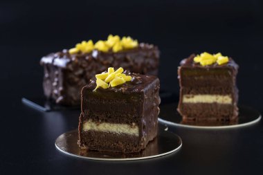 Mangolu çikolatalı bademli brownie ve siyah arka planda tutkulu meyveli reçel kaplı çikolatalı jöle. Yakın çekim.