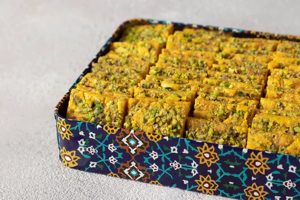 Παραδοσιακό Περσικό Επιδόρπιο Sohan Από Ιράν Κουτί Γκρι Φόντο — Φωτογραφία Αρχείου