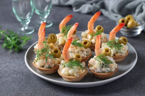 Tartelettes aux crevettes, fromage et ananas : une collation festive sur fond gris foncé — Photo