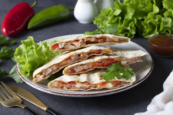 Мексиканская Закуска Quesadilla Тортильи Беконом Курицей Сыром Перцем Тарелке Темно — стоковое фото