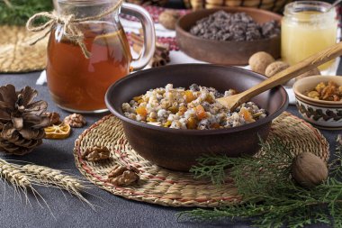 Kutya, geleneksel olarak Ukrayna ve Rusya 'da Ortodoks Hıristiyanlar tarafından sunulan, haşhaş tohumu, kurutulmuş meyve ve tatlı soslu geleneksel bir tahıl tabağıdır.