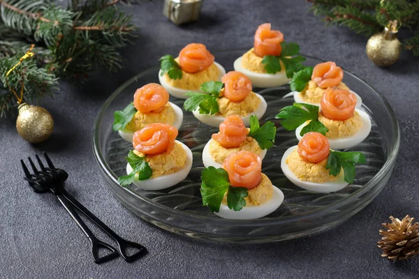 Gevulde Eieren Met Gezouten Zalm Kaas Heerlijke Feestelijke Snack Grijze — Stockfoto