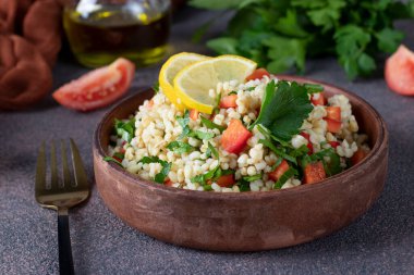 Geleneksel oryantal salata Tabouleh ile bulgur ve maydanozlu koyu arkaplan