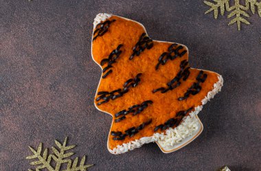 Kahverengi arka planda havuç ve siyah zeytin ağacında salata. Kaplan Yılı için yemek pişirme fikri