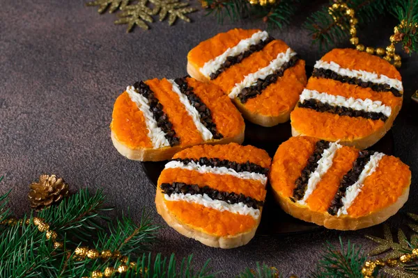 Sandvișuri de tigru pentru Anul Nou 2022 de morcov, ouă și măsline negre pe pâine albă pe placă pe fundal maro Imagini stoc fără drepturi de autor