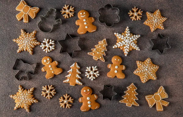 Homemade Christmas Gingerbread Cookies Cookie Cutters Brown Background Flat Lay — Stock Photo, Image