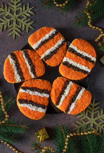 Тигрові бутерброди на Новий рік 2022 року з моркви, яєць та чорних оливок на білому хлібі на коричневому фоні — стокове фото