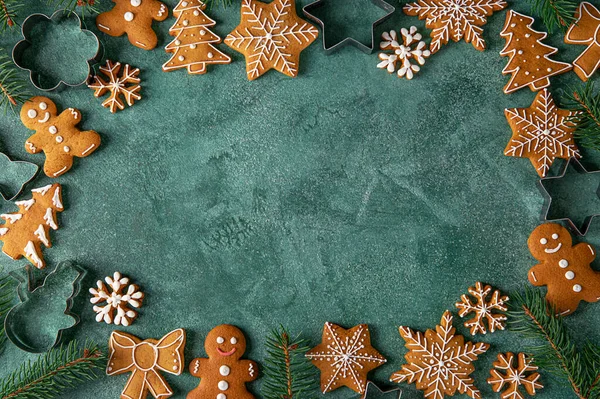 圣诞框架由冷杉树枝、姜饼和绿色背景饼干的模具制成。平面布局、顶视图、复制空间 — 图库照片