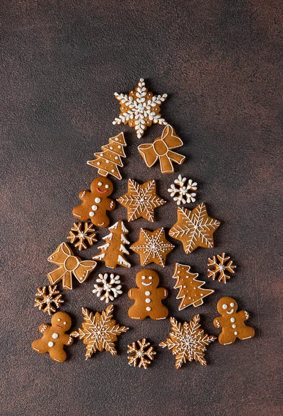 Christmas Tree Made Gingerbread Cookies Brown Background Flat Lay Vertical — Stock Photo, Image