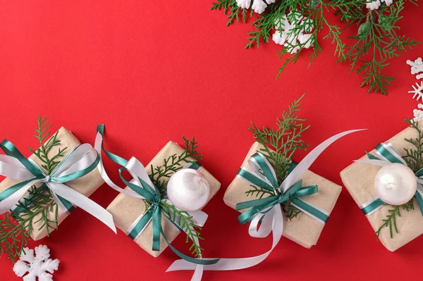 圣诞礼物盒，红色表面有绿色和白色的缎带。度假卡复制空间。横向格式 — 图库照片