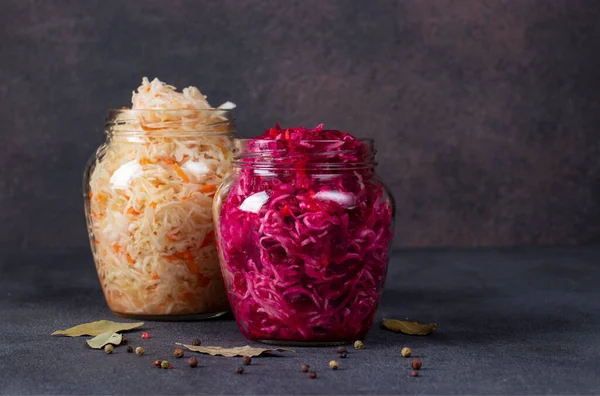 Homemade Sauerkraut з Carrot і Beetroot в скляних банках темно-сірий стіл. Порожня їжа. Копіювальний простір — стокове фото