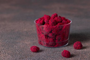 Baobab tohumları jöleli ve pudra şekerli - geleneksel Tanzanya tatlısı ve kahverengi yüzey üzerindeki Zanzibar adası