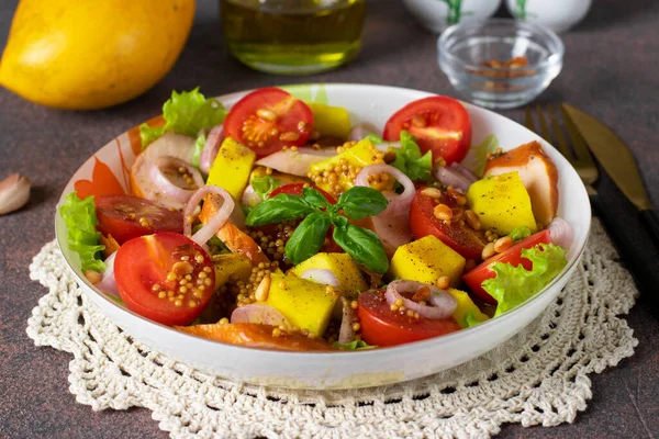 Salad Mango Smoked Chicken Cherry Tomatoes Served Green Lettuce Leaves — Stockfoto