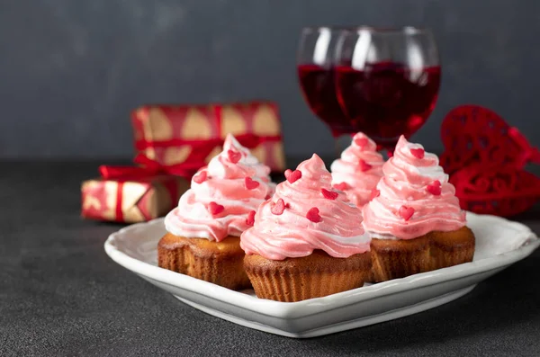 Cupcakes Casă Decorate Cremă Stropi Formă Inimă Pentru Ziua Îndrăgostiților — Fotografie, imagine de stoc