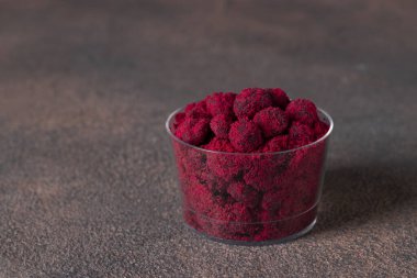 Baobab tohumları jöleli ve pudra şekerli - geleneksel Tanzanya tatlısı ve kahverengi arka planda Zanzibar adası