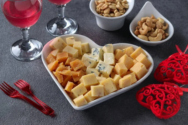 Sorten Von Elite Käse Einem Herzförmigen Teller Cashewkerne Erdnüsse Und — Stockfoto