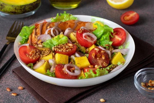 Salad Mango Smoked Chicken Cherry Tomatoes Served Green Lettuce Leaves — Fotografia de Stock