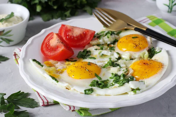Jaja Smażone Selerem Pietruszką Białym Talerzu Podawane Pomidorami Smaczne Śniadanie — Zdjęcie stockowe