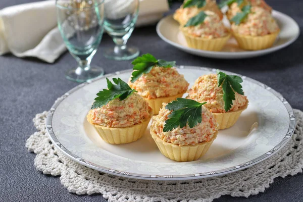 Tartlets Cheese Chicken Carrots Garnished Parsley Dark Gray Background — Stock Photo, Image