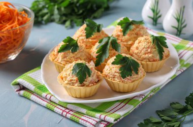 Peynirli tart, havuçlu tavuk ve maydanozla süslenmiş mavi arka plan, yakın plan.