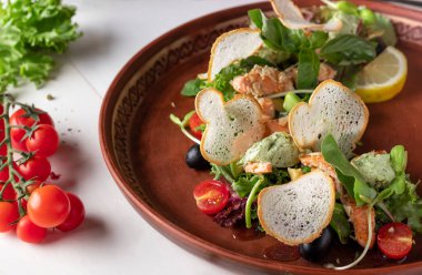 Ilık salata, ızgara somon, kiraz domatesleri ve beyaz ekmek, yakın plan.